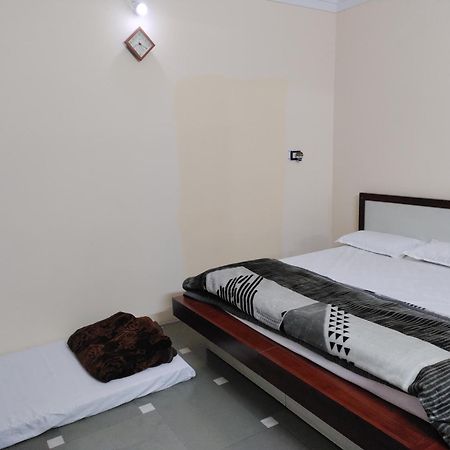 Ramashray Guest House اوجاين المظهر الخارجي الصورة