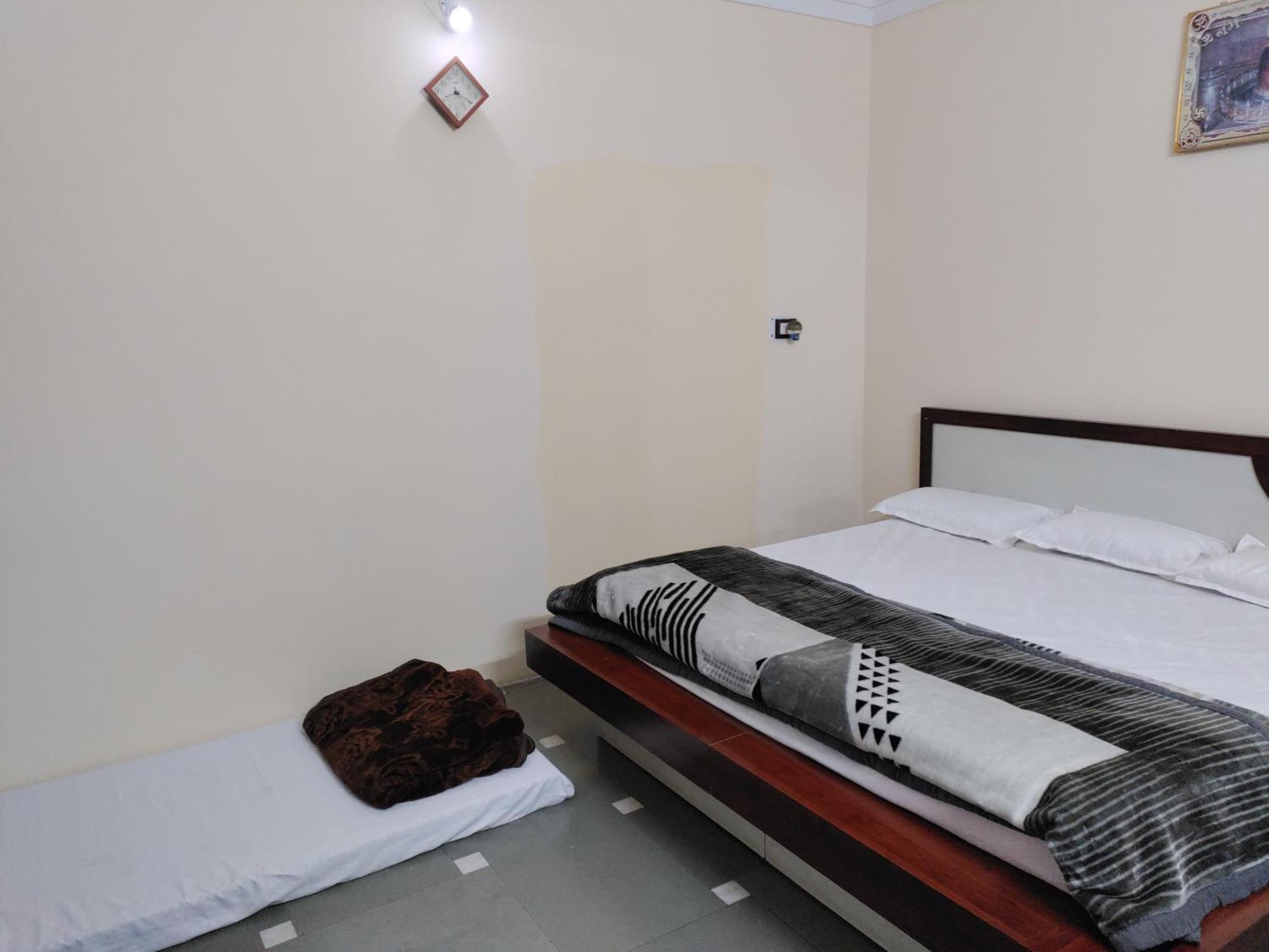 Ramashray Guest House اوجاين المظهر الخارجي الصورة