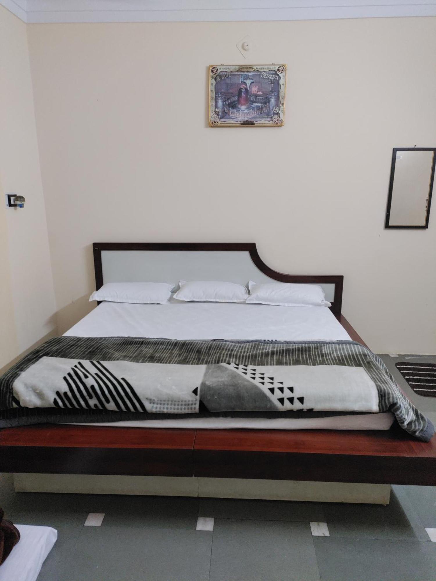 Ramashray Guest House اوجاين المظهر الخارجي الصورة